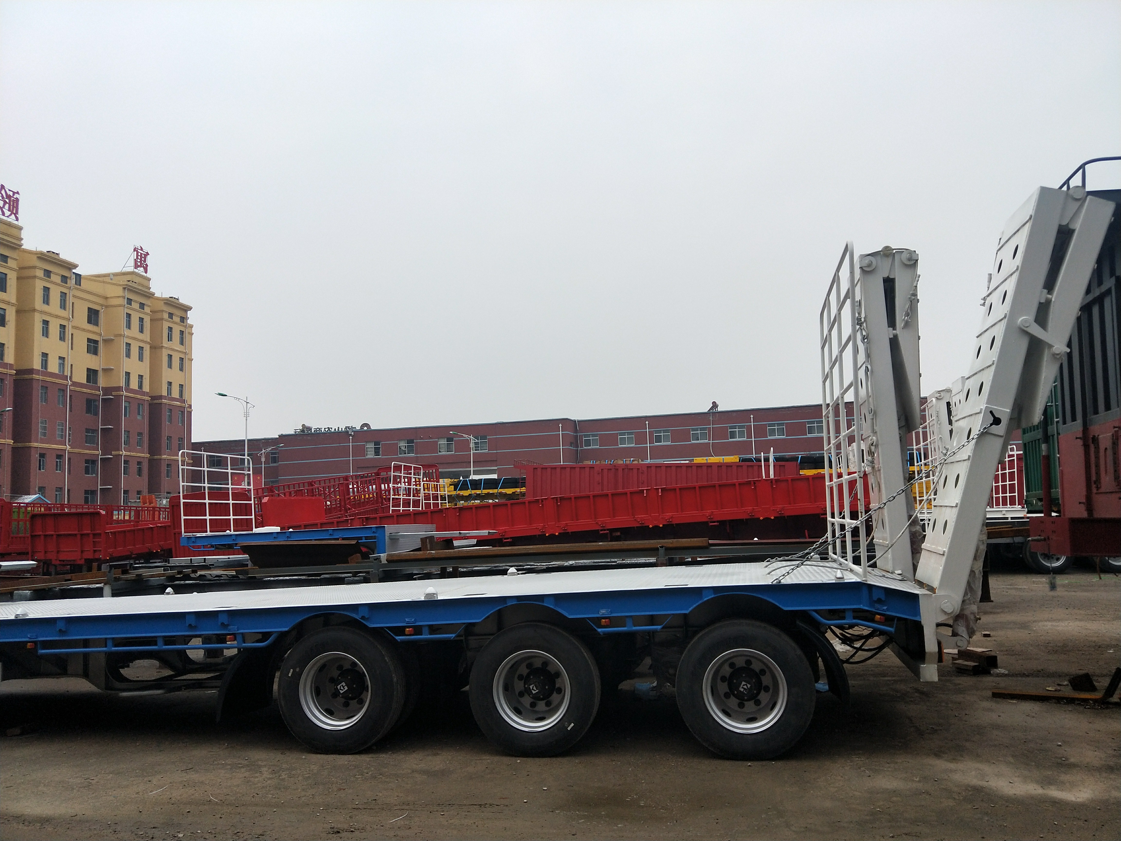 Standard 28T Landing Gear Inter Link Flatbed Semi Trailer with 80-120 Tons Rated Load
