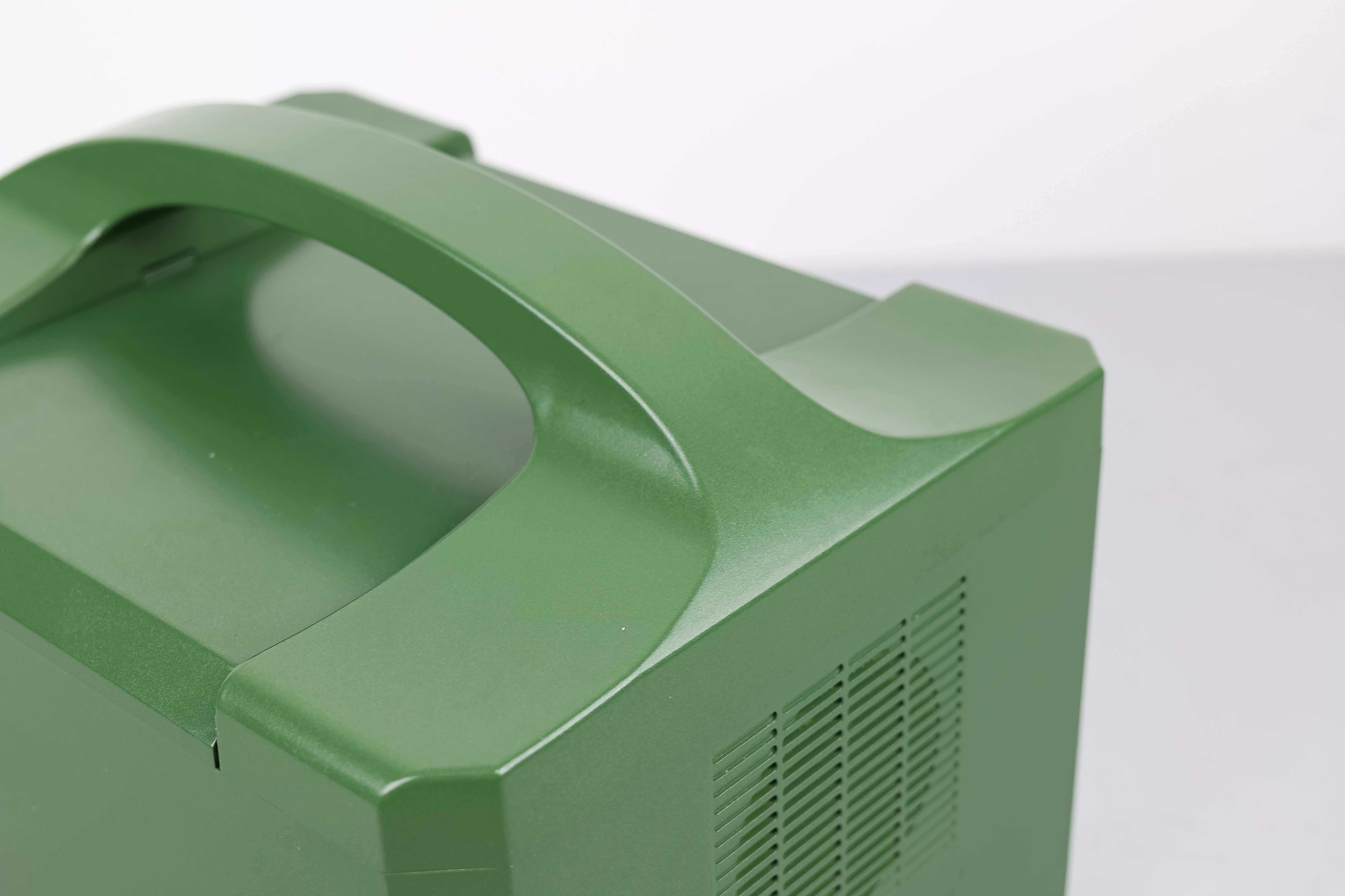 CE Approved Wireless Charging Uninterrupted Portable Solar Power Bank With Green Plastic Case For UPS Backup System