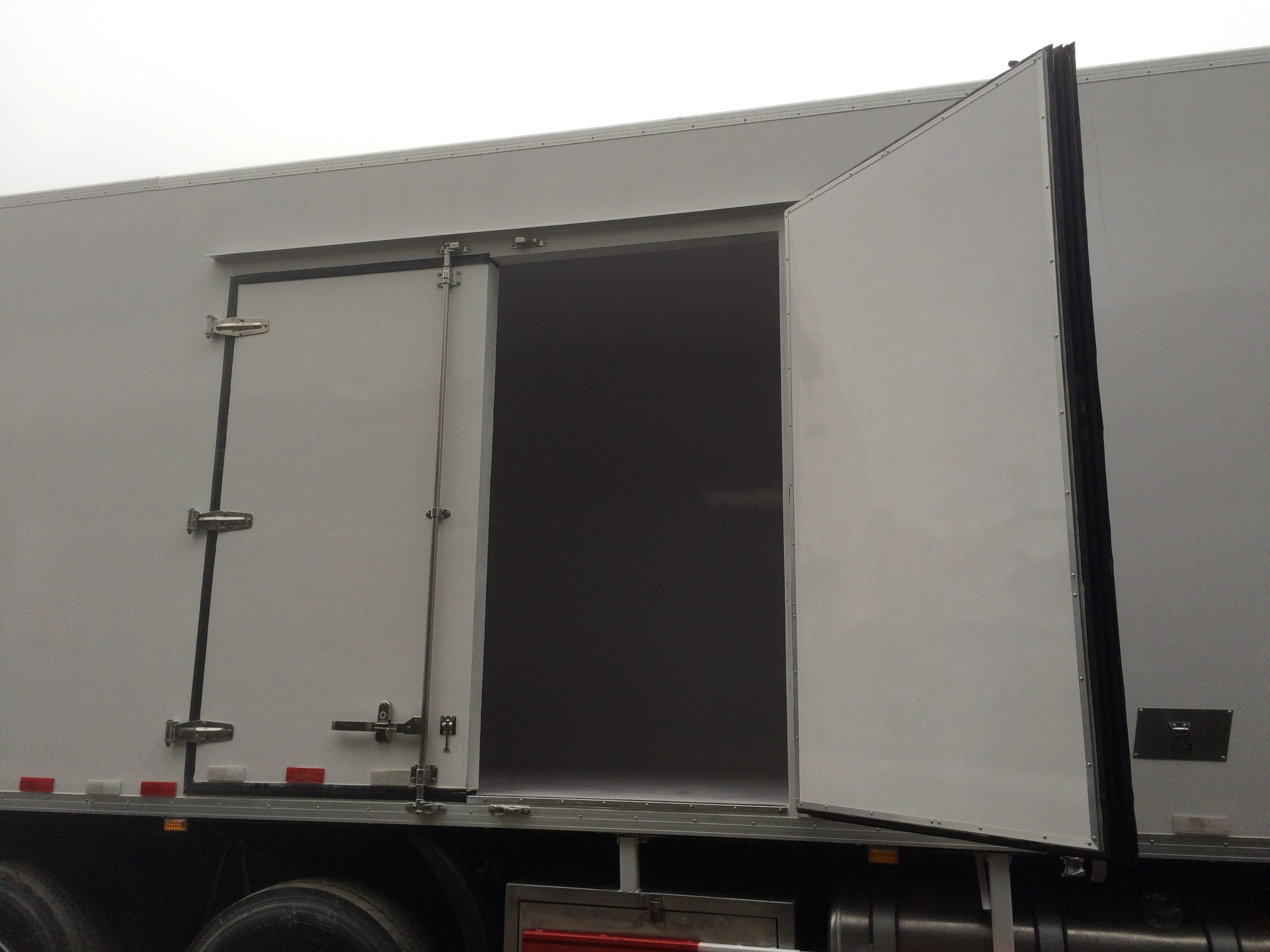 Large Capacity Refrigerator Box Truck 10 Wheels With Insulation Panels