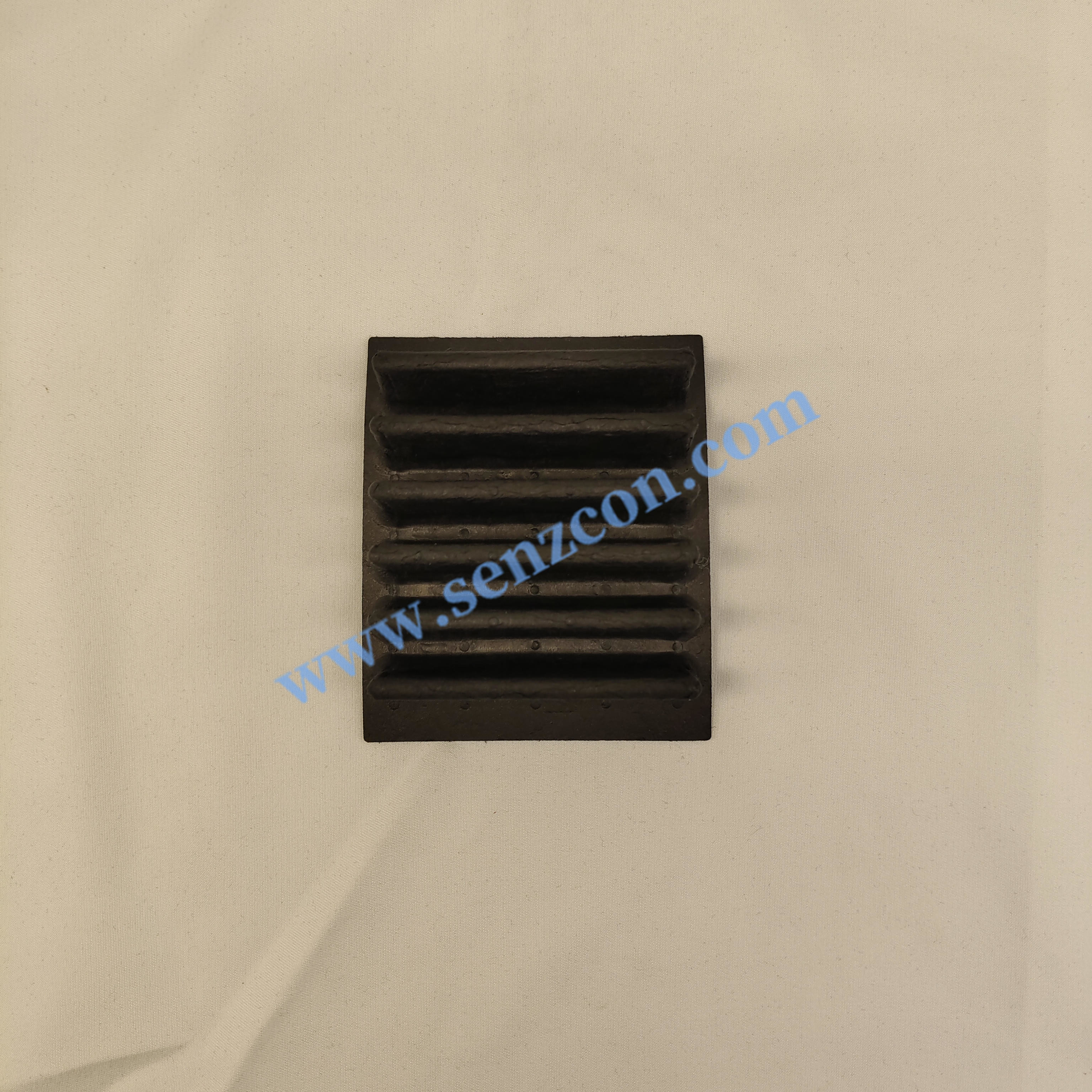 The factory customizes black pulp molding bases for high-quality essence liquids. The precise concave and convex grooves ensure that the essence