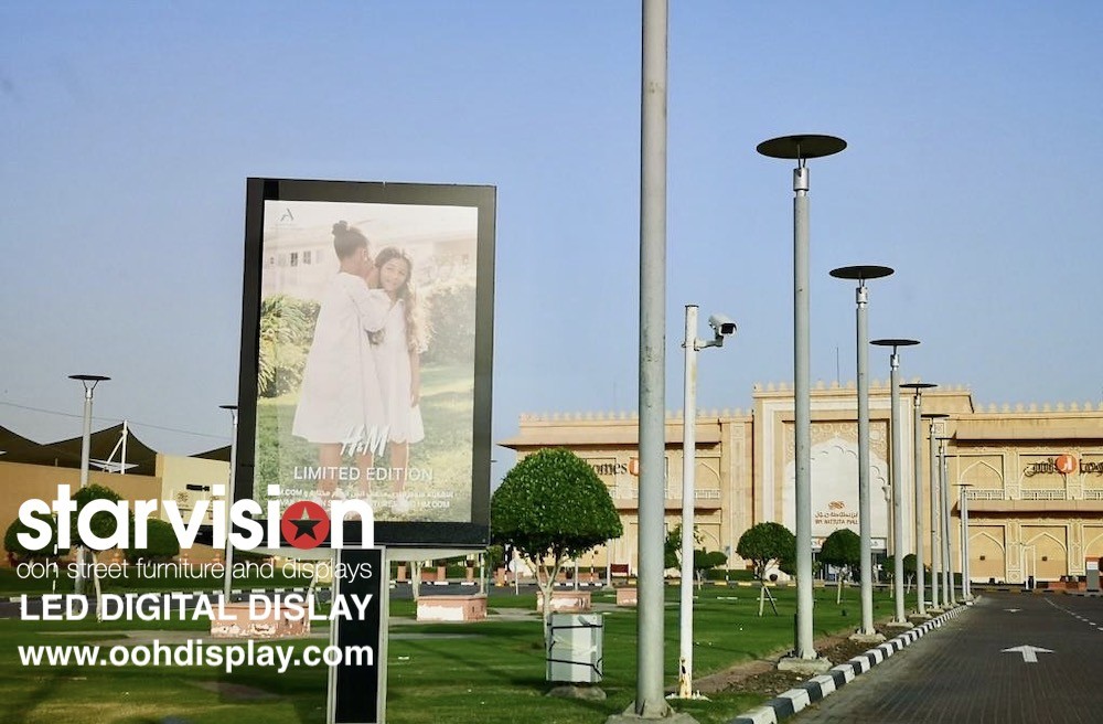 Roadside IP65 6 Sheet P3 Outdoor Led Display Street Led Screen Clock