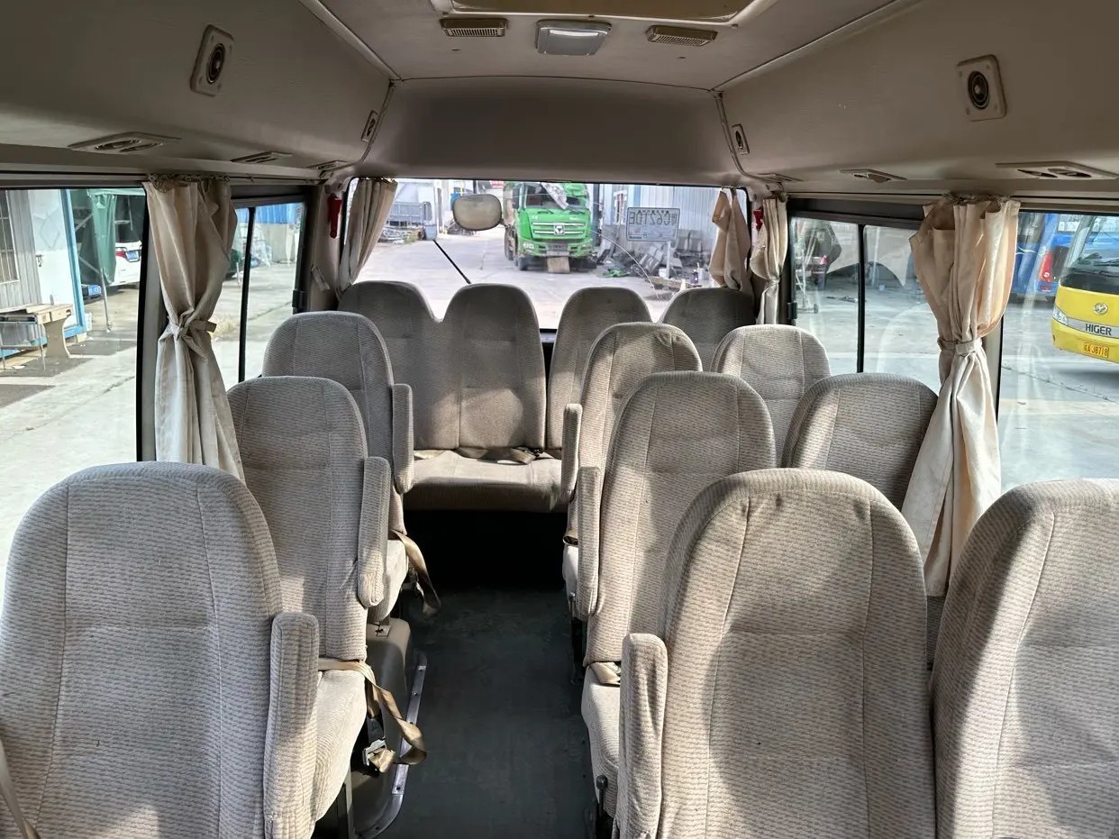 Used Minibus Dealers EURO IV 19 Seats Champagne Color Yuchai Engine 6 Meters Folding Door Used Ankai Bus HK6606