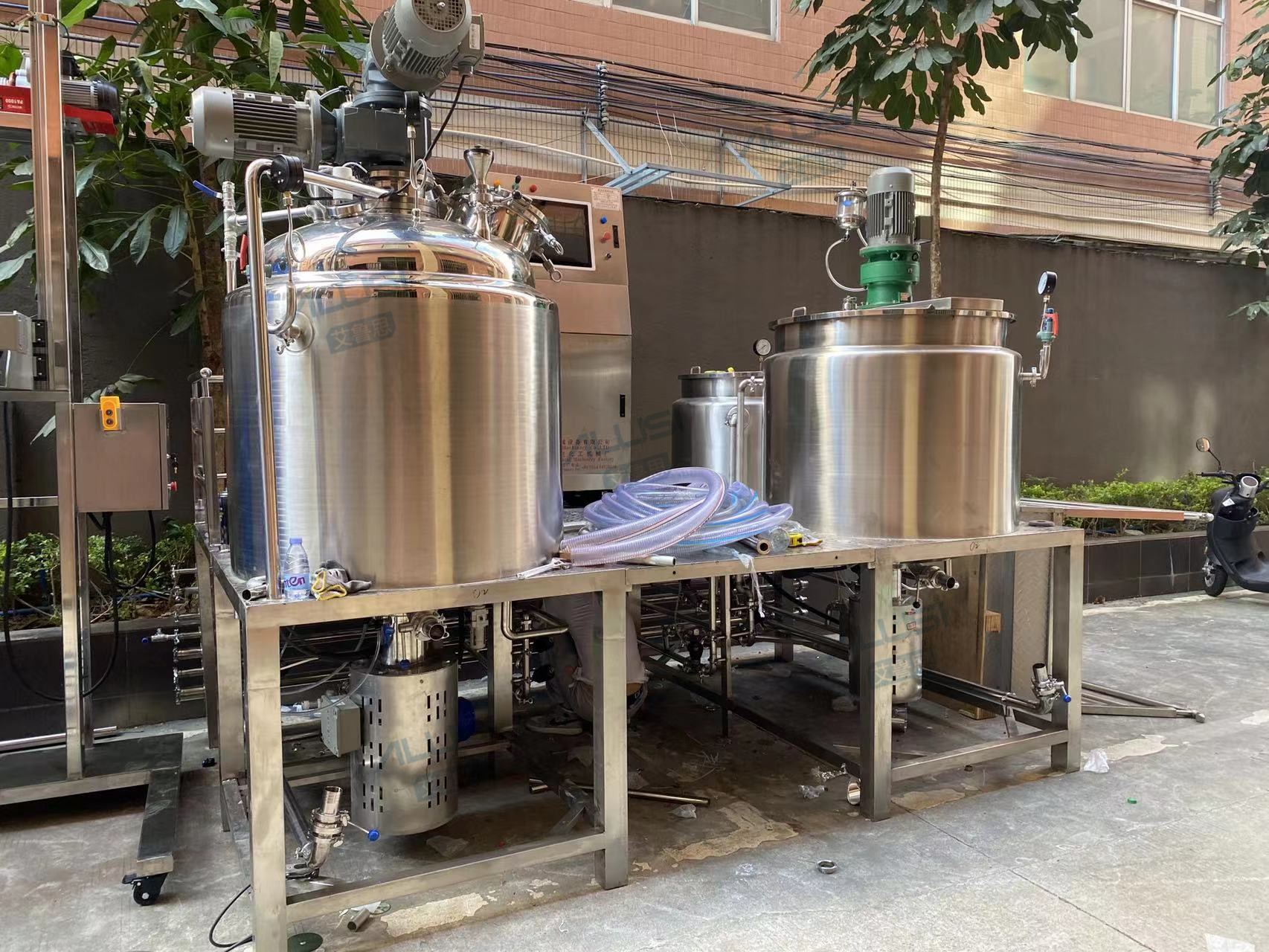 SUS304 Cosmetic Vacuum Emulsifying Machine Cream Oil Mixing Machine