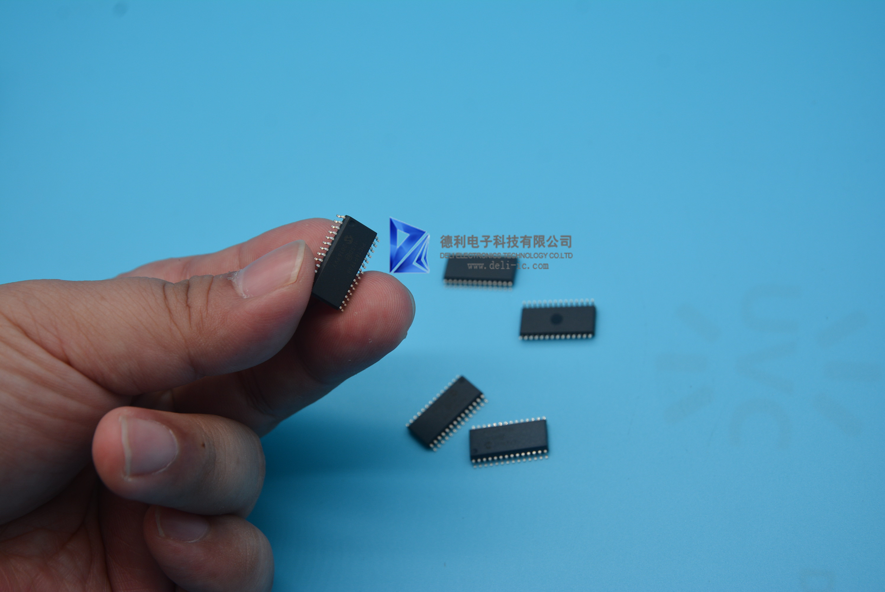 PIC16F1938-ISO 8 Bit IC SOIC-28 Microcontroller Microchip