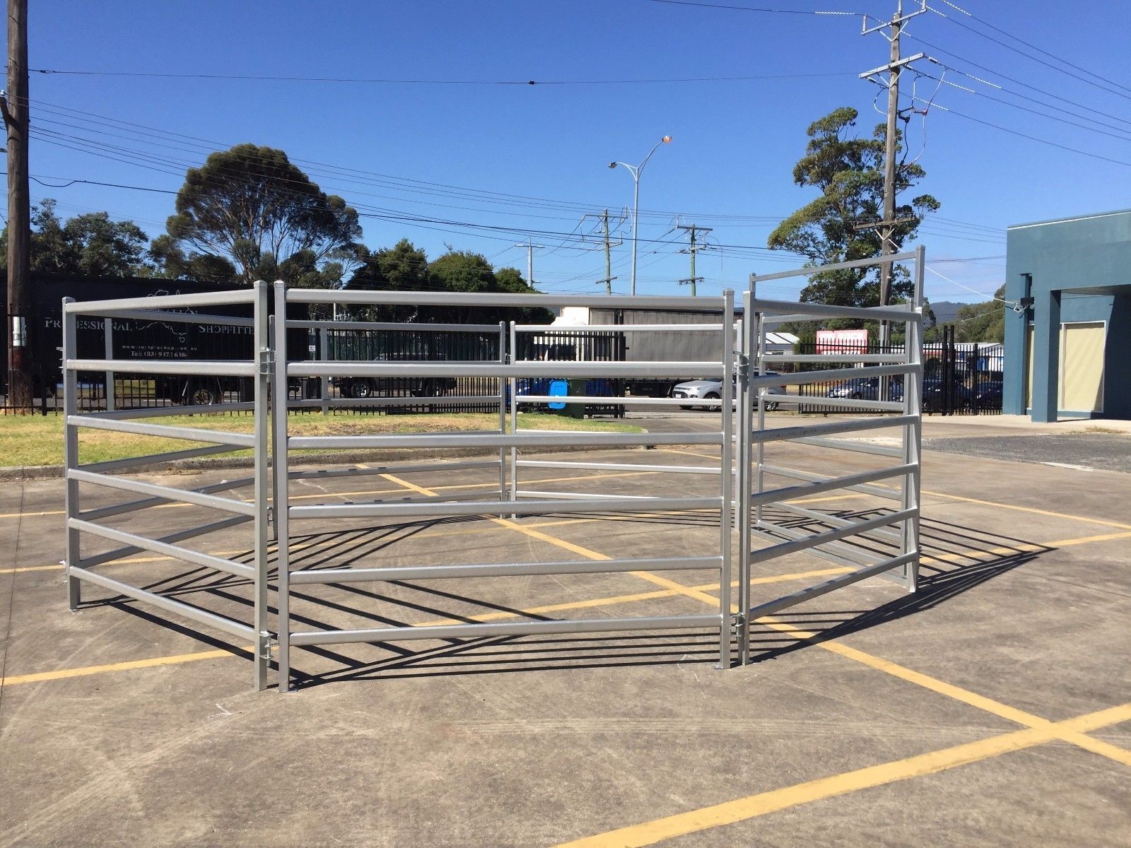 Durable High Strength Portable 40x80mm Oval Rail Cattle Yard Gates 2.1m Width