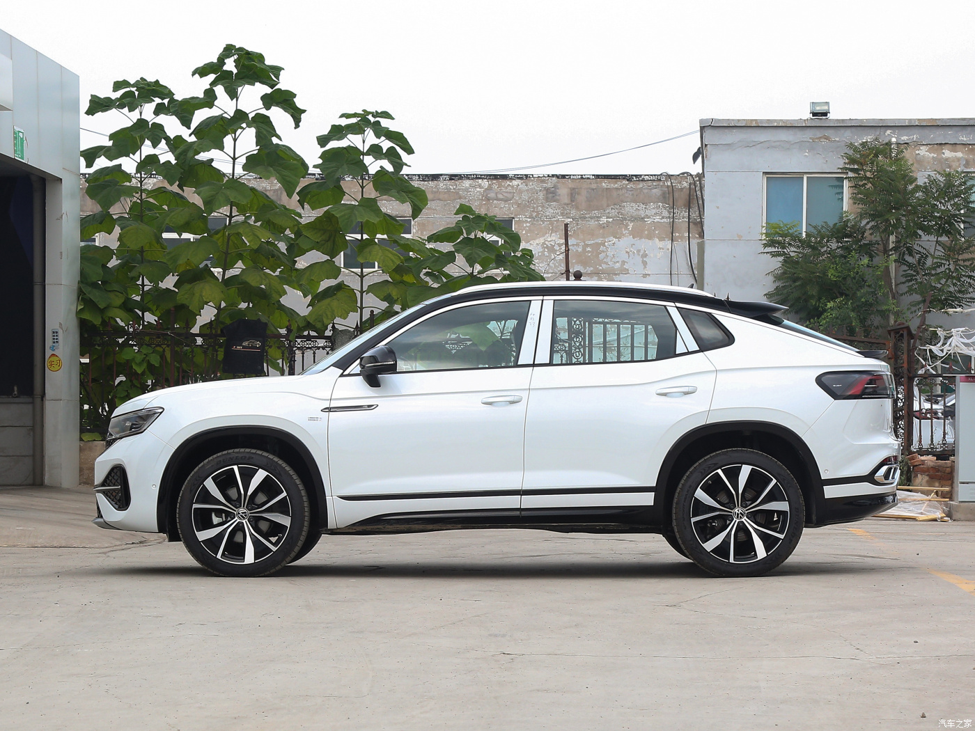 Medium Sized SUV Volkswagens Tayron X 1.4T Luxury Gasoline Commuter Car with Curb Weight 1000kg-2000kg and Wheelbase 2500-3000mm