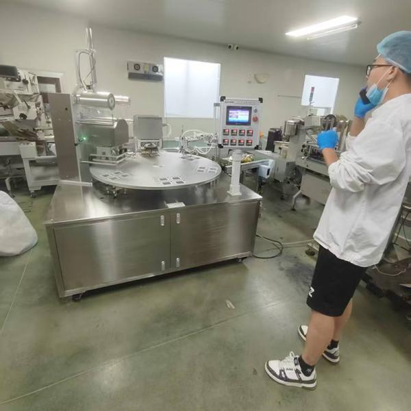 Disc rotary sealing machine in operation sealing food trays