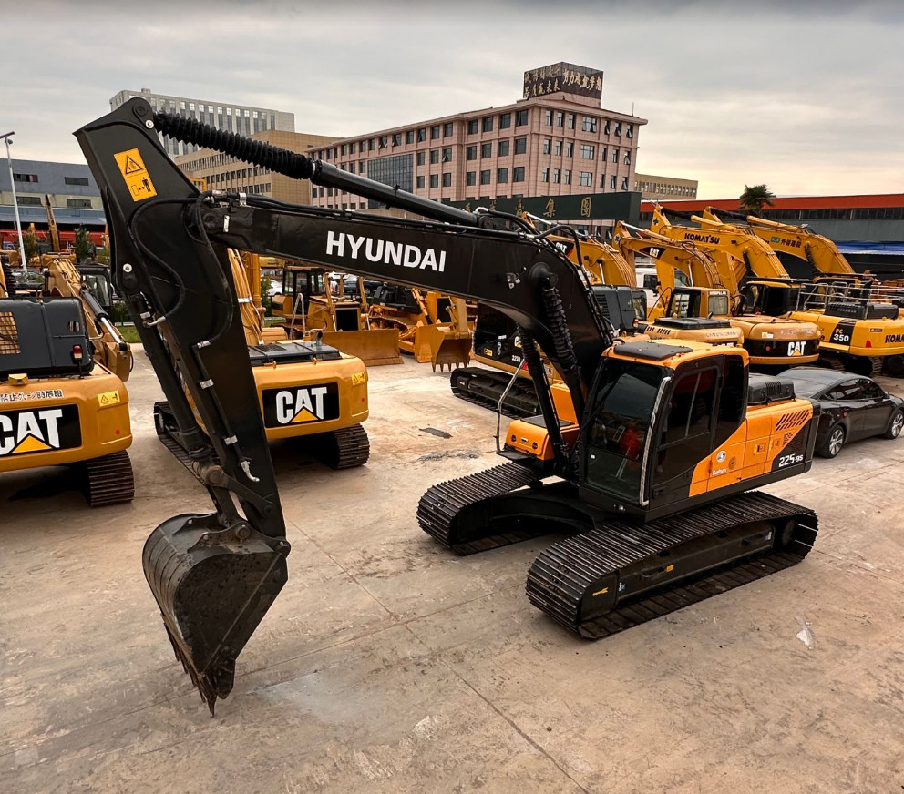 Original Brand Hyundai 225-9 Used Excavators 22.5 Tons Heavy Machine Crawler Digger