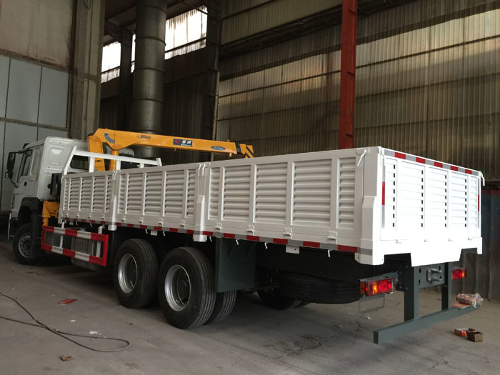 4X2 LHD Truck Mounted Telescopic Boom Crane 5 Tons For Bridge Engineering