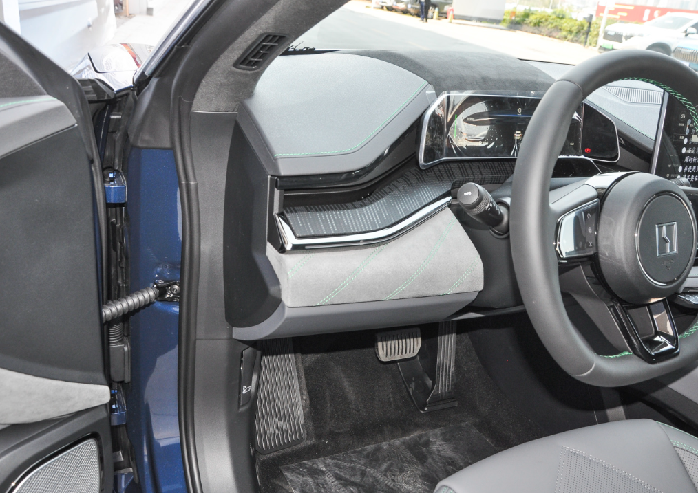 Customized Red/Blue Energy Vehicles Zeeker 001 Electric Cars with 616km Integrated Mileage
