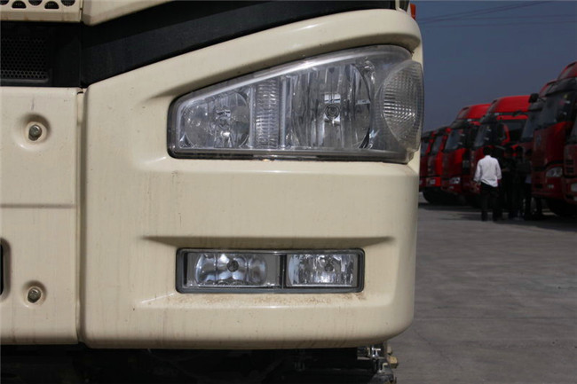 White Concrete Construction Equipment , FAW J6P Self - Load Mobile Concrete Mixer 8 Cubic Meters