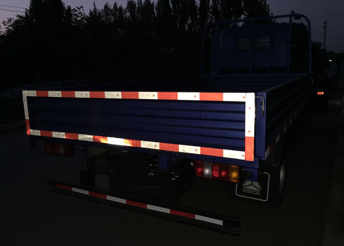 SINOTRUK HOWO Light Truck 3-5 Tons 6 wheels LHD for Logistics ZZ1047D3414C143