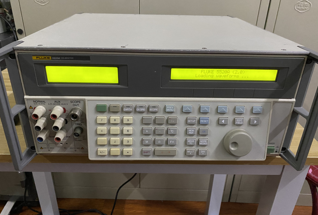 Recycle Portable RS-232 Multi Function Calibrator Bench Multimeters Fluke 5520A