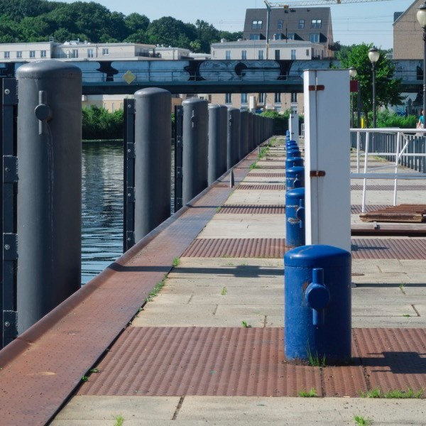 150KN Pier Bollards Dock Bollards Cast Iron HT200 T Head Painted Bitumen For Boats