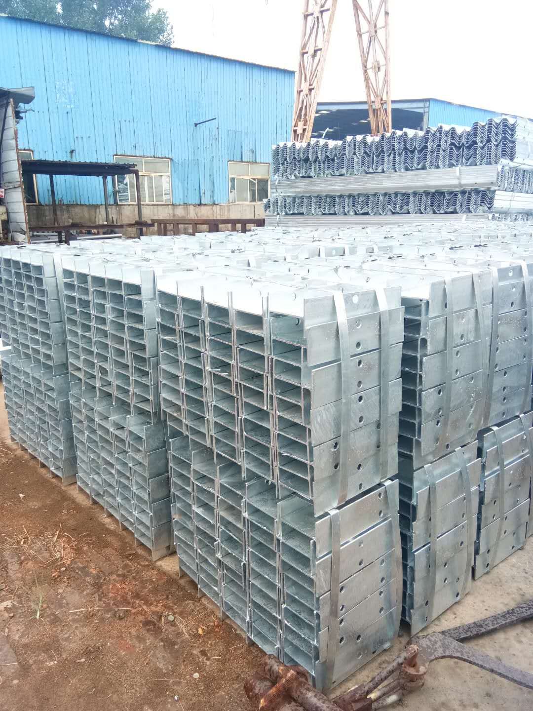 Outdoor Security Hot Dipped Galvanized W Beam Guardrail with Steel H Post and Spacer