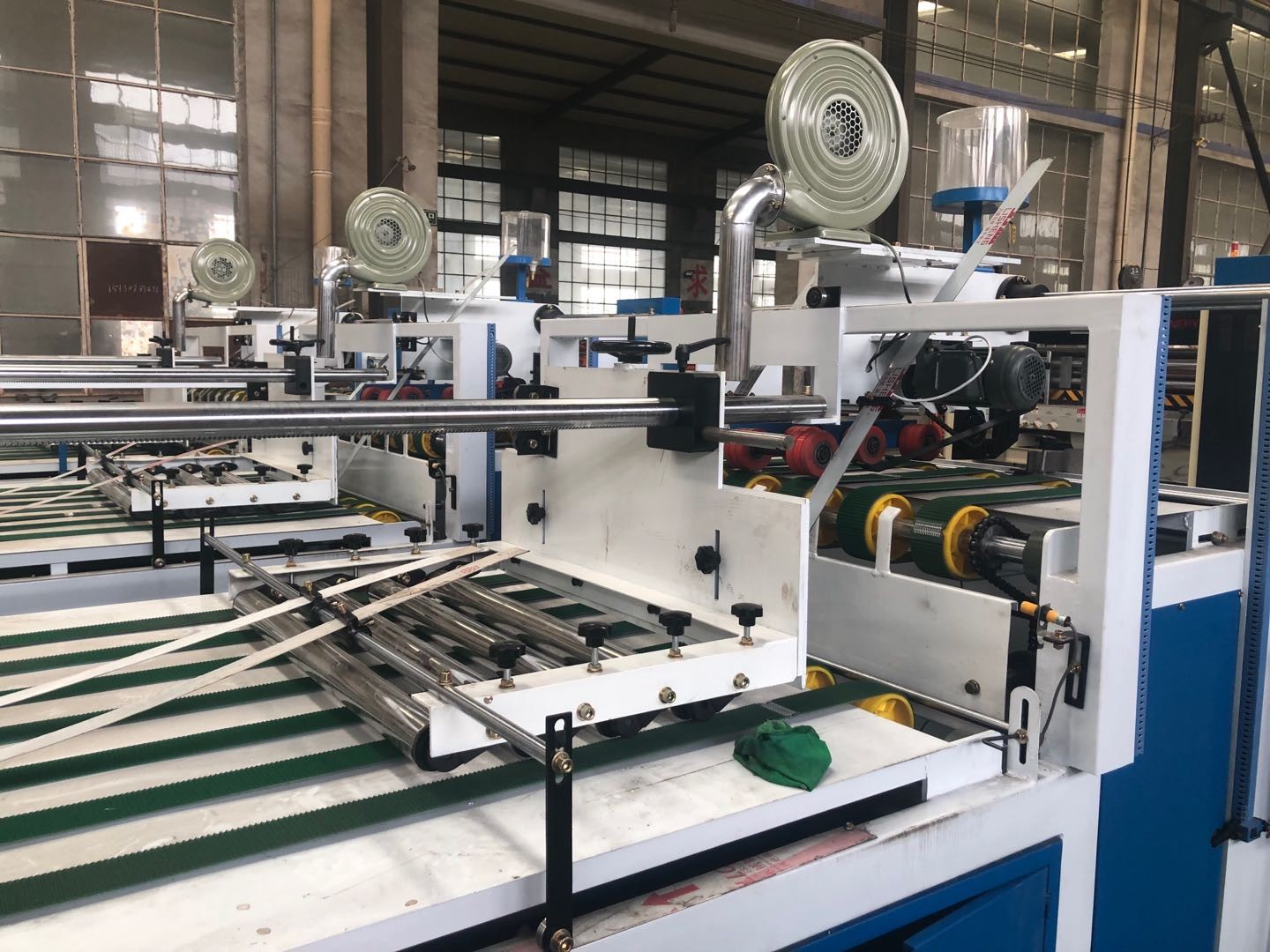 Horizontal Output Folder Gluer Machine Semi Automatic Carton Box Photoelectric Control