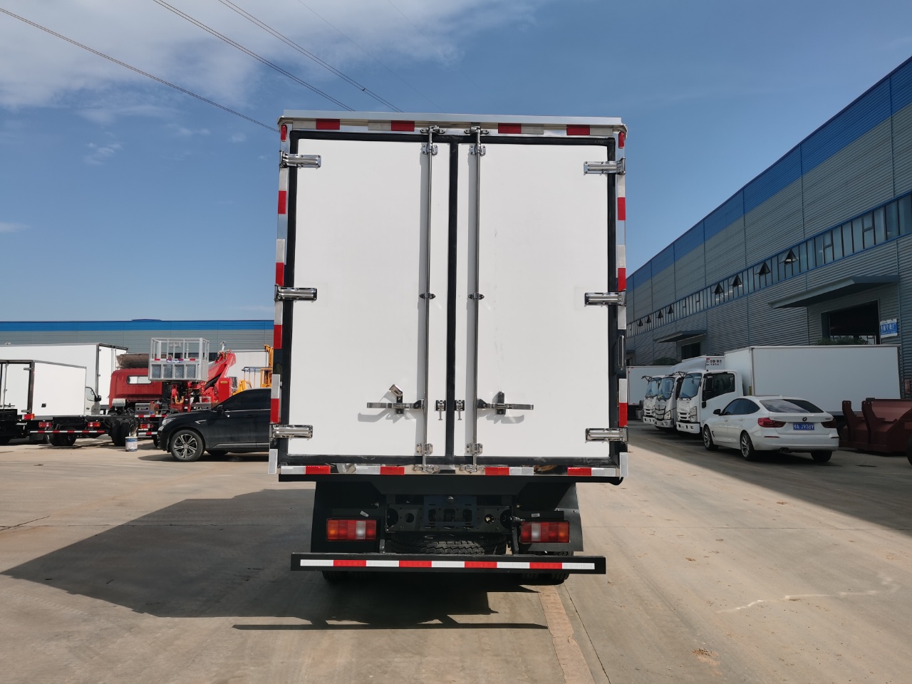 Eggs Fruits Vaccines Refrigerated Box Van 11T - 20T Box Truck Refrigeration
