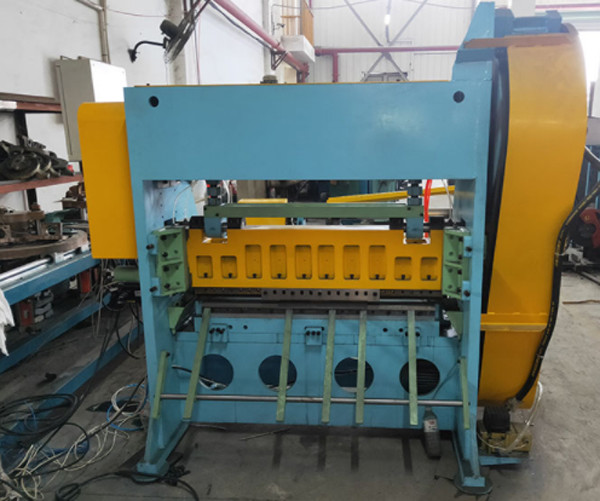 Piercing Punching Fence Wire Mesh Welding Machine Pre Cutted Wire Feeding