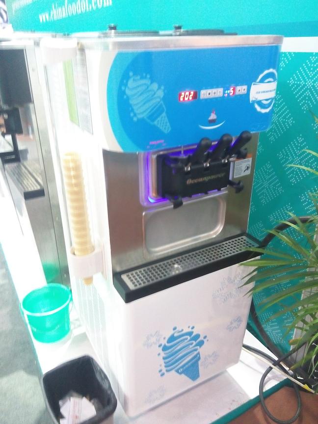 Frozen Yogurt machine Soft Ice Cream Machine adopt by Chill,Yogurberry.OceanPower OP138C Floor Standing.Very Reliable.
