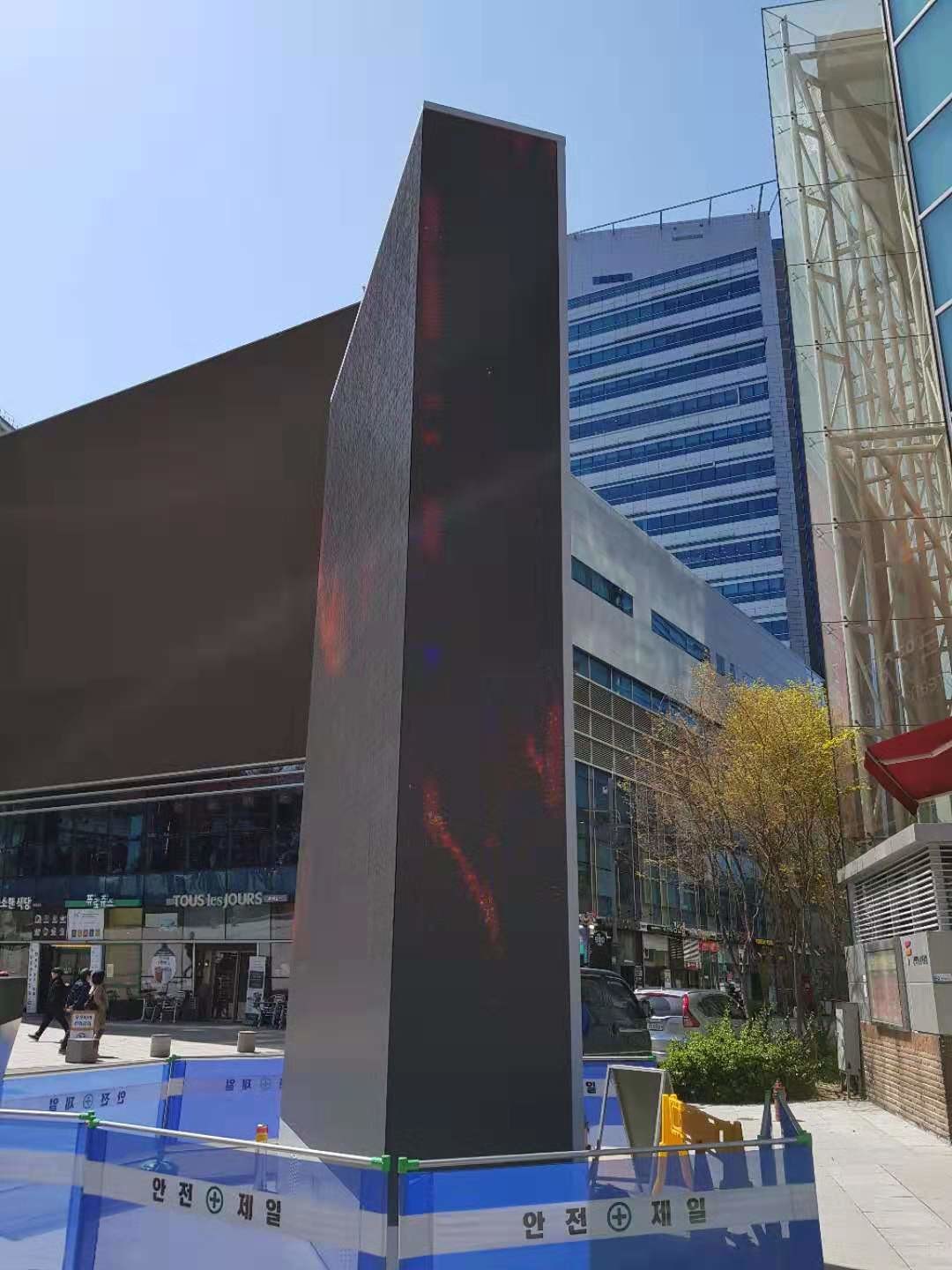 Versatile Outdoor LED Screen for Entertainment and Sports Venues and More