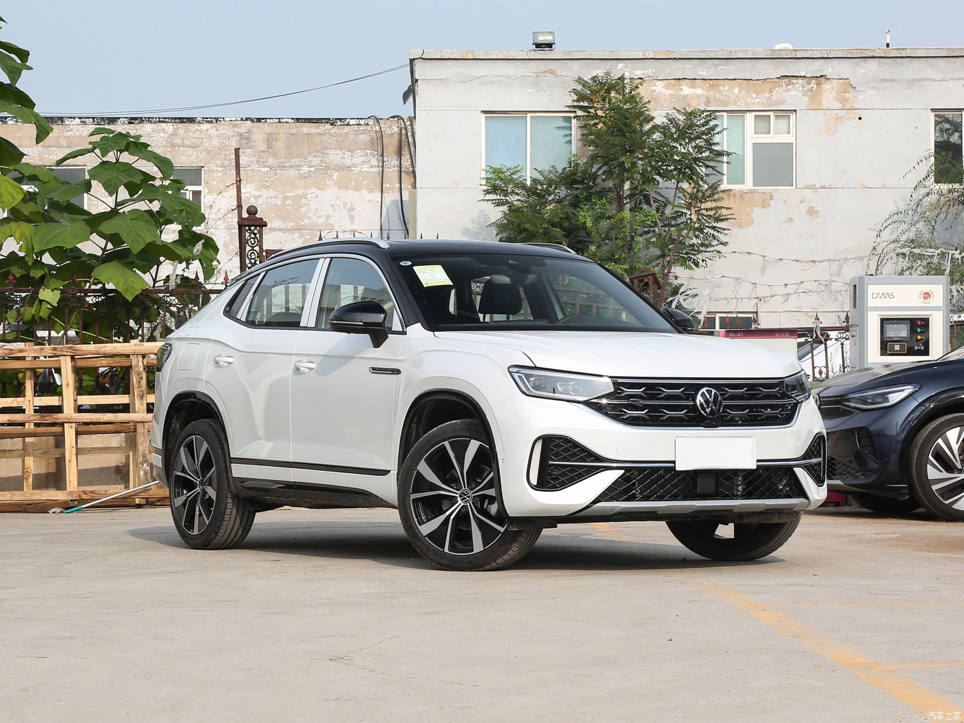 Medium Sized SUV Volkswagens Tayron X 1.4T Luxury Gasoline Commuter Car with Curb Weight 1000kg-2000kg and Wheelbase 2500-3000mm