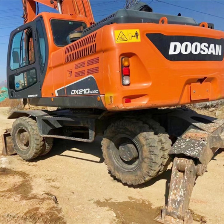 Transport Length 9.445m Doosan DX210W Used Excavator with 0.92m3 Bucket Capacity