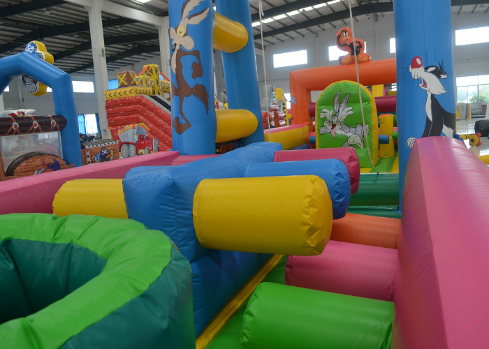 Giant 4 In 1 Bugs Bunny Moonwalk Obstacle Course , Customized Inflatable Water Obstacle Course