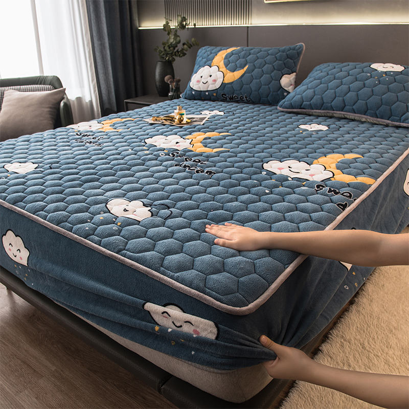Hot Luxury Bedding Set 3 pcs Milk Velvet Bed Spread Coverlet with Customized Color