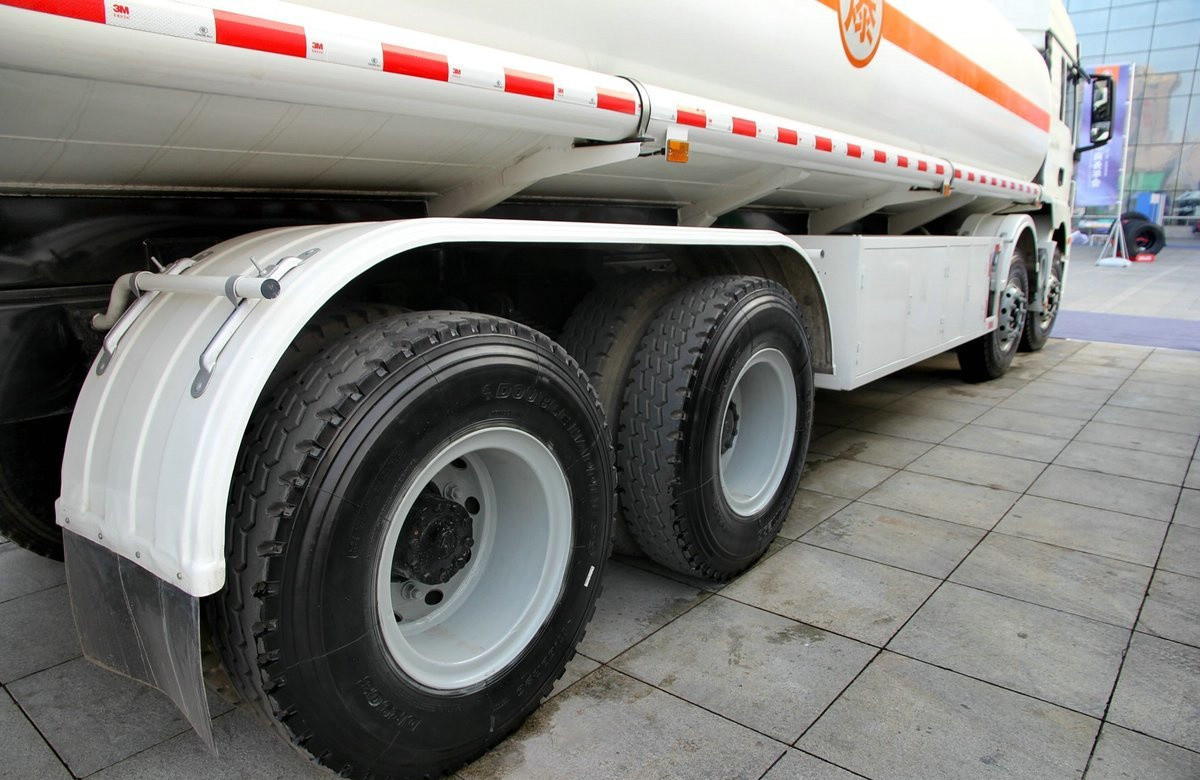 8x4 Oil Tanker Truck Shacman 12 Wheels Euro 4 Emission 30m3 Capacity Weichai 290hp