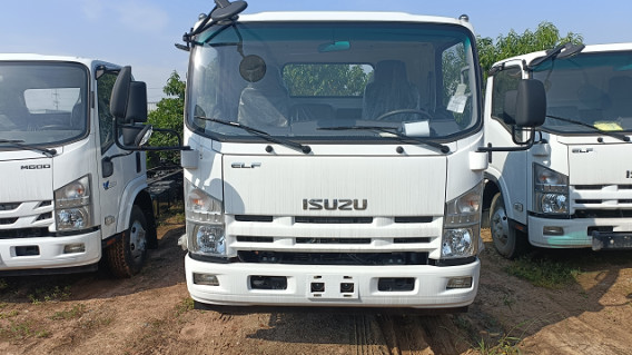 Single Row Cargo Truck Isuzu 10 Tons 4×2 Lorry Truck 5.5 Meters Long Box Euro 4 Flat Cab