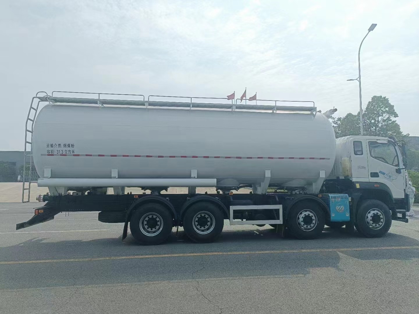 Smooth Transportation Bulk Cement Trailer With 7.00-16 Tyre Specfication