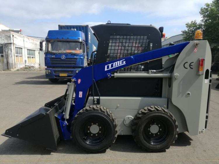 Four - Wheel Drive Skid Steer Loader 0.5 M³ Bucket Capacity Stable And Reliable