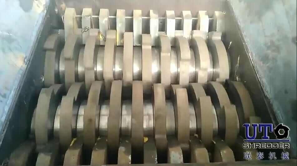 high capacity plastic cans crushing machine, wastePET bottle shredder, double shaft shredder, high efficiency, low noise