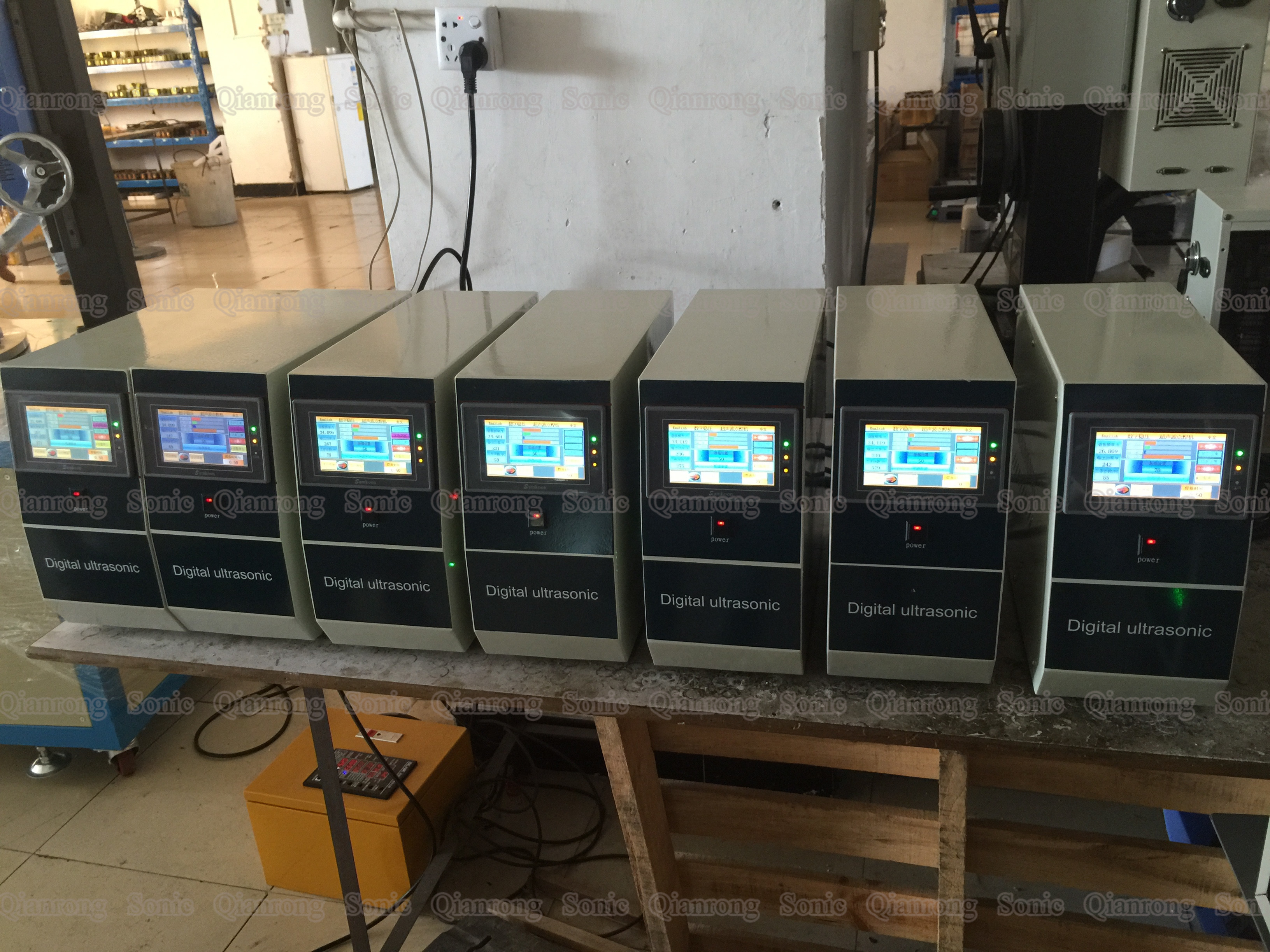 110V Or 220V Vertical Ultrasonic Wave Generator Digital Power Source 2600w