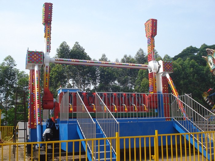 FRP Material Frisbee Carnival Ride , 16 Seats Thrilling Amusement Park Rides