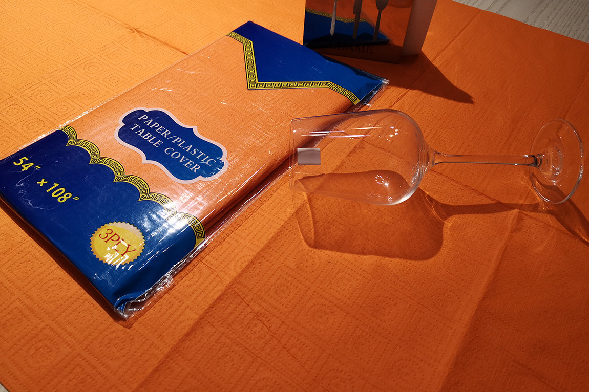 Unscented Colored Premium Paper Tablecloths Disposable And Absorb Water Well