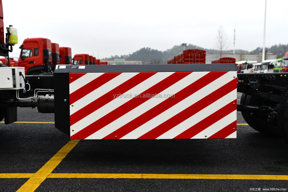 Dongfeng KR 220HP 4X2 LNG Cargo Truck with and Cargo Tank Dimension 6750X2450X600 mm