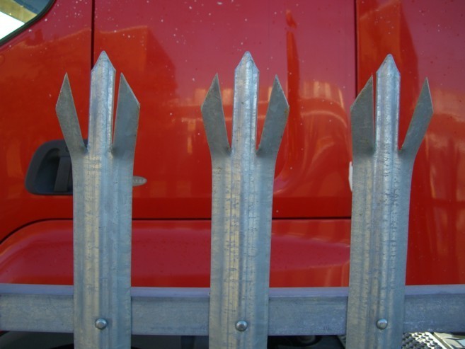 Hot Dipped Galvanized 6ft High Steel Palisade Fencing With W Pale