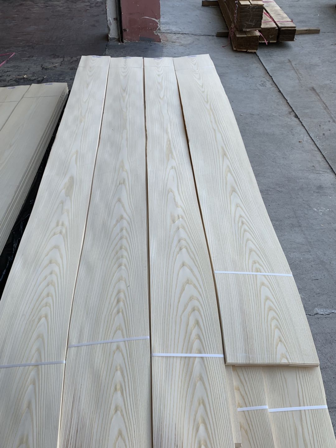 Factory Natural Wood Veneer White Ash 0.3mm/0.45mm/0.5mm/0.6mm Mountain Grain Ash Veneer Wood Veneer Sheets Wall Panels