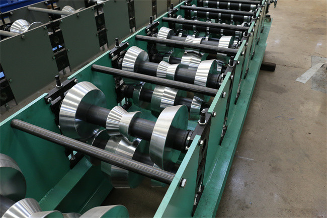 Customized Roof Ridge Cap Roll Forming Machine 610mm-1220mm Feeding Width