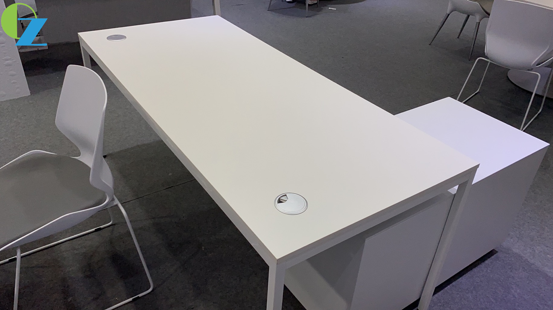 White One Person Manager Computer Office Table Simple Design