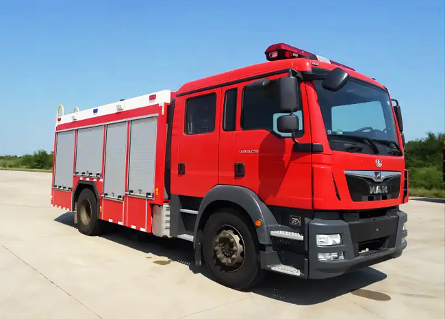 Large Water Tank And High-Capacity Pump System Euro 5 Fire Truck