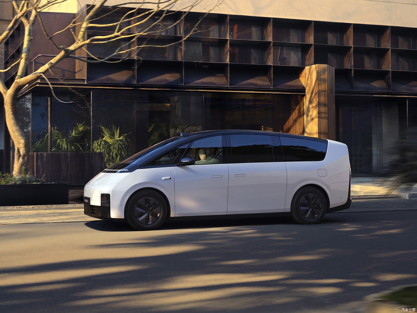 Electric 7 Seat MPV Lixiang Mega Luxury 5-door Body Structure and 4WD Cars with Pure Electric Vehicle