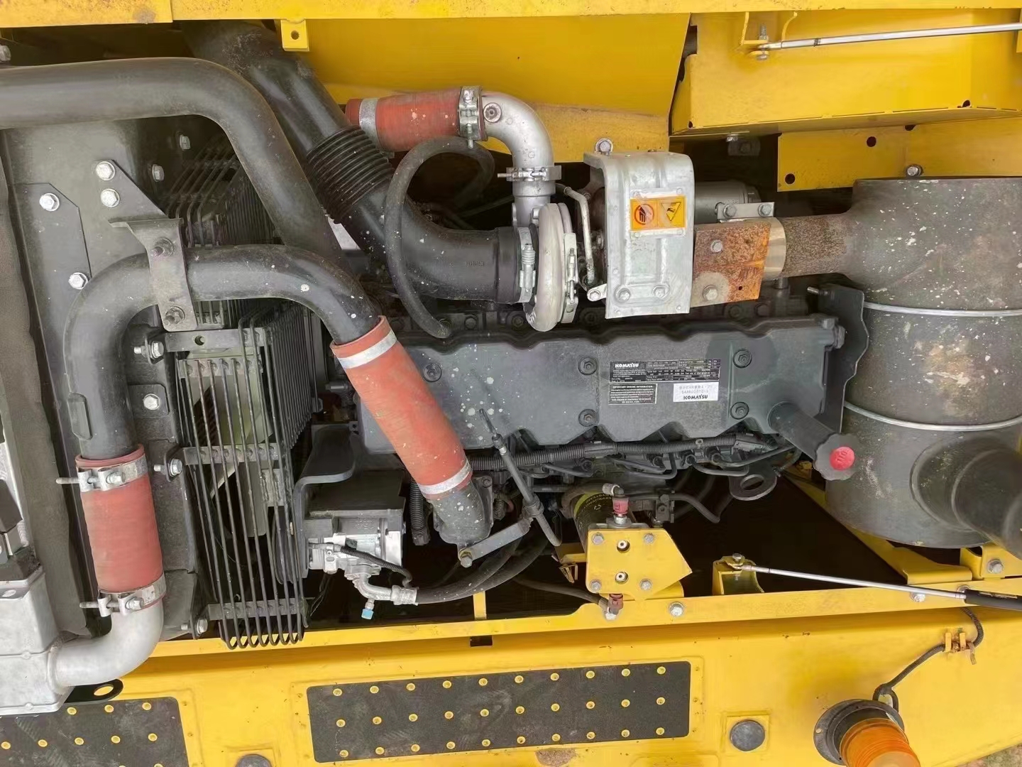 Secondhand Kumatsu PC200 Crawler Excavator with Original Hydraulic Valve