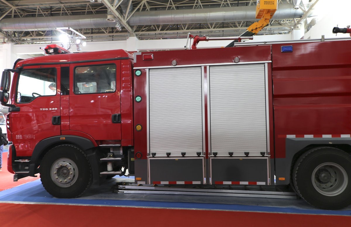 Official Aerial Ladder Fire Truck Equipment 32 M Fire Fighter Vehicle 351 - 450hp