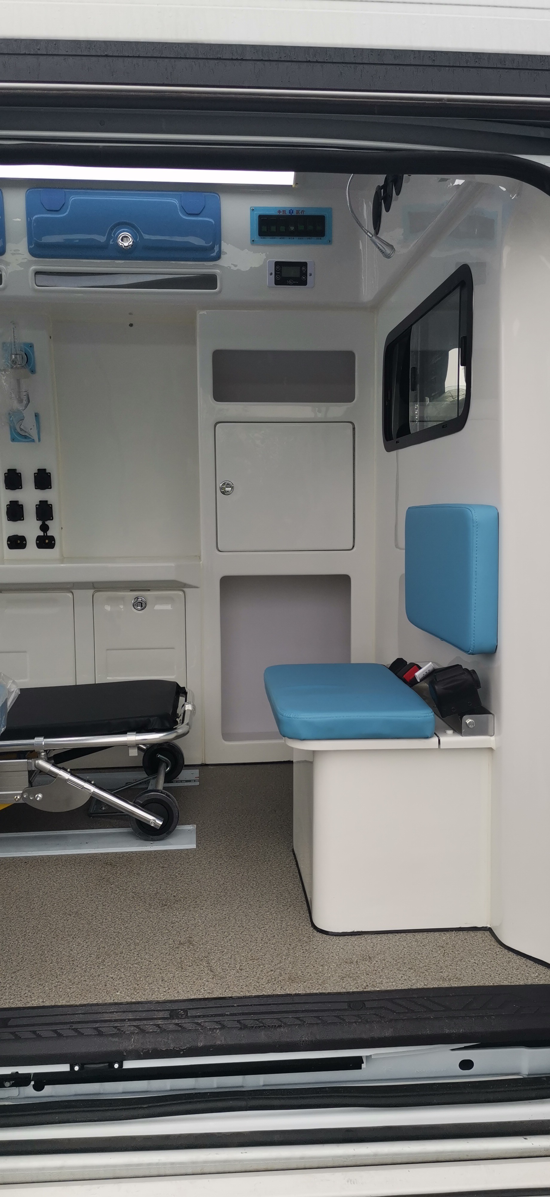 Ford Transit Medical Ambulance Gasoline 8 Seats Ford Transit Box Ambulance