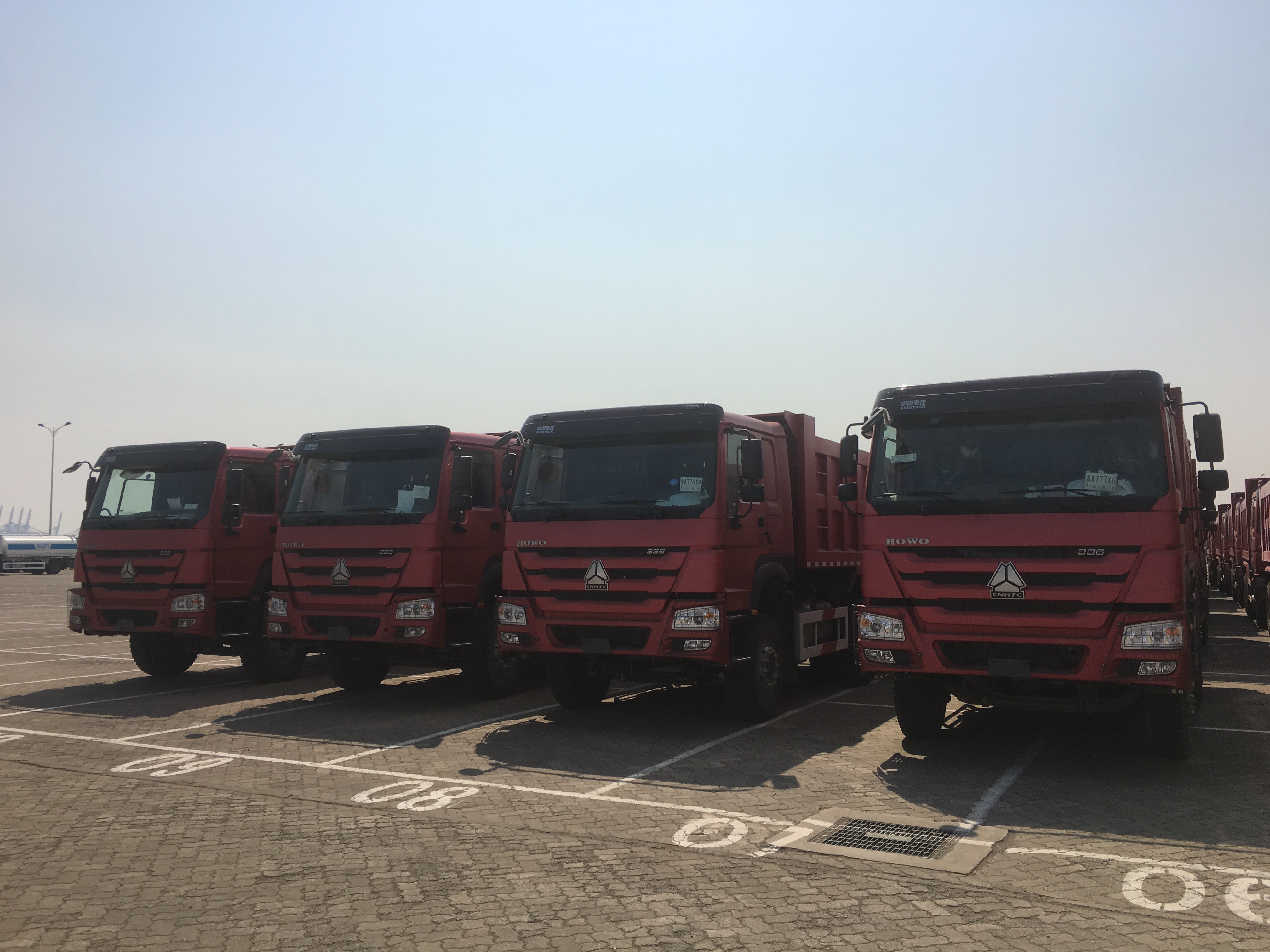 LHD 6X4 SINOTRUK HOWO Tipper Dump Truck Euro 2 336HP Engine HYVA Front Lifting