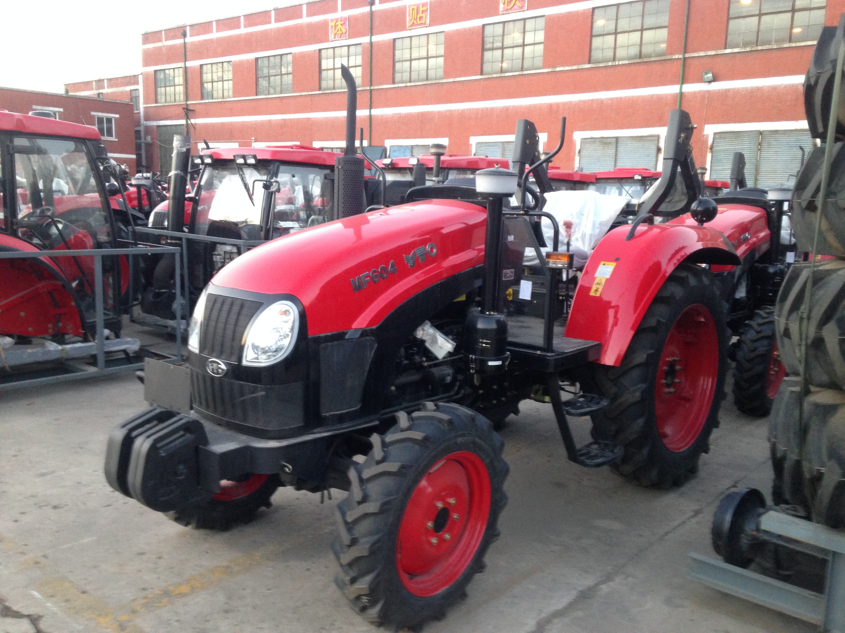 39.7kw PTO Power 60hp Four Wheel Drive Garden Tractors