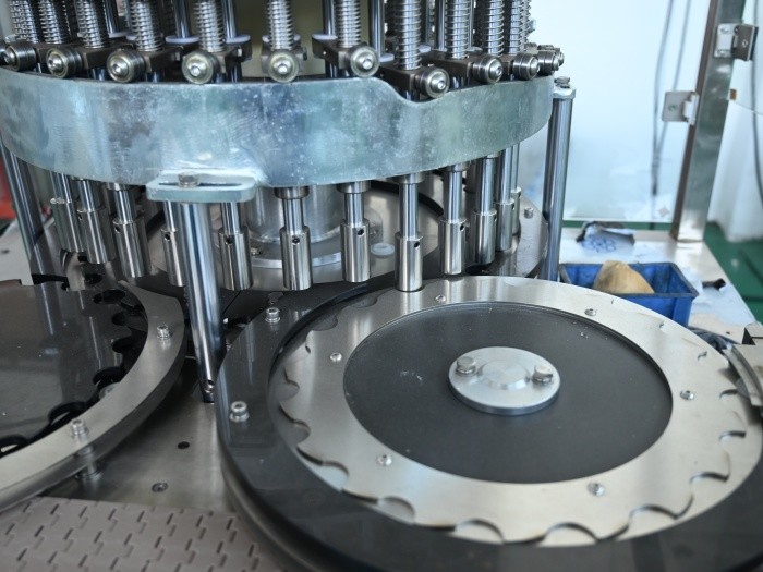 Pharma Stoppering Machine For Glass Vials Plastic PET Bottles Sealing With PLC HMI