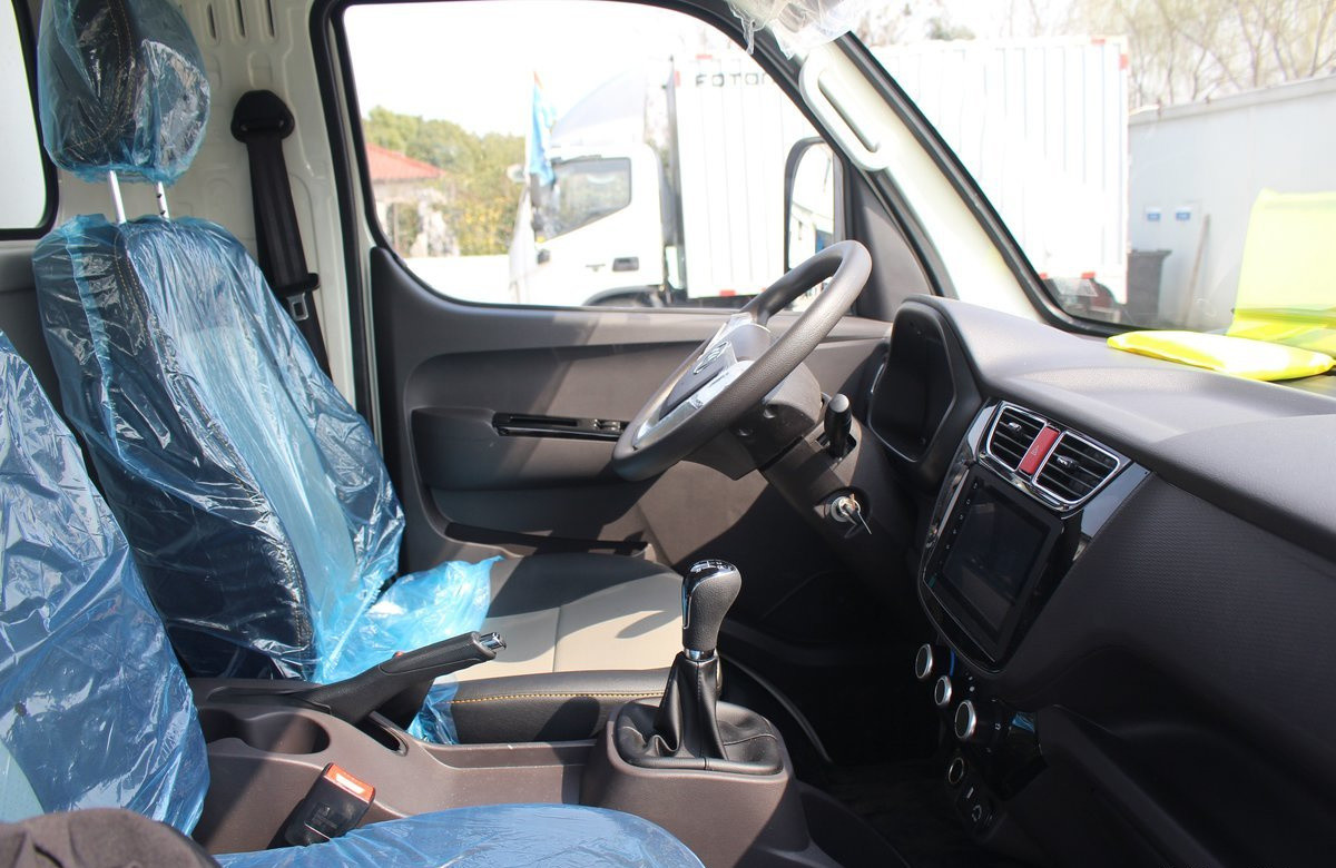 Mini Box Truck 3.7 Meters Van Box With 2 Doors Single Cabin With A/C Gasoline Engine 6 Tyre